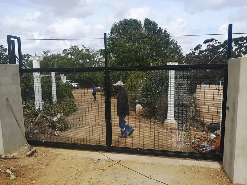 Rooftop clearview security fencing with spike tops